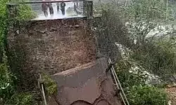 Jembatan penghubung dua desa di Lombok Timur ambruk diterjang banjir Jembatan penghubung dua desa di Lombok Timur ambruk diterjang banjir