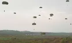 Ratusan peterjun Kostrad hiasi langit Kota Timah Babel Ratusan peterjun Kostrad hiasi langit Kota Timah Babel