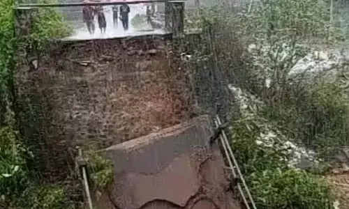 Jembatan penghubung dua desa di Lombok Timur ambruk diterjang banjir Jembatan penghubung dua desa di Lombok Timur ambruk diterjang banjir