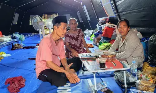 PLN salurkan bantuan kepada warga terdampak kebakaran di Pulojati Palmerah PLN salurkan bantuan kepada warga terdampak kebakaran di Pulojati Palmerah