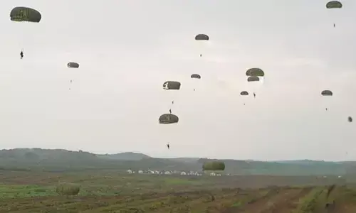 Ratusan peterjun Kostrad hiasi langit Kota Timah Babel Ratusan peterjun Kostrad hiasi langit Kota Timah Babel