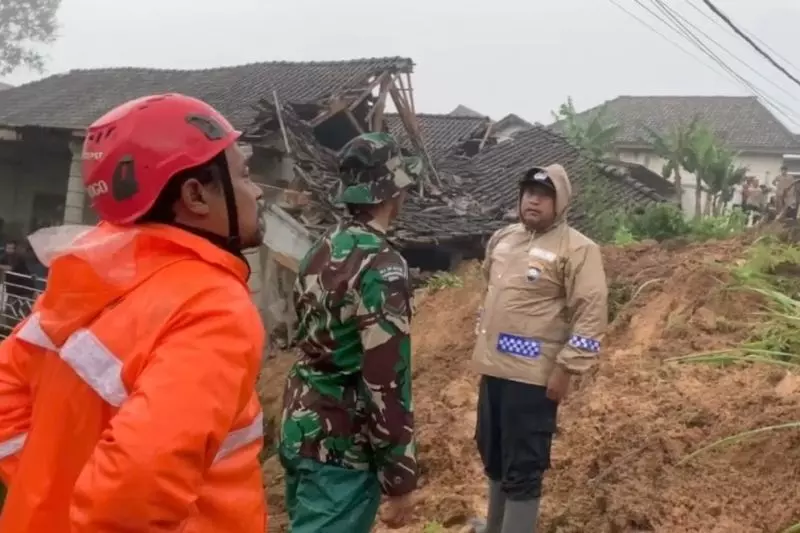 BPBD Ponorogo evakuasi material longsor timbun 2 rumah dan 7 kendaraan
