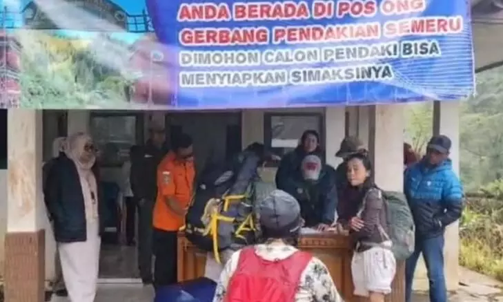 Basarnas kawal pendaki keluar dari zona bahaya erupsi Gunung Semeru Basarnas kawal pendaki keluar dari zona bahaya erupsi Gunung Semeru