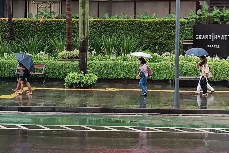 Prakiraan BMKG hujan ringan di Jakarta pada siang hari