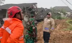 BPBD Ponorogo evakuasi material longsor timbun 2 rumah dan 7 kendaraan BPBD Ponorogo evakuasi material longsor timbun 2 rumah dan 7 kendaraan