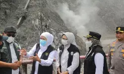 Gubernur Khofifah pimpin penanganan dampak awan panas guguran Semeru Gubernur Khofifah pimpin penanganan dampak awan panas guguran Semeru