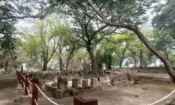 Membaca puisi cinta pada pusara Maria van de Velde di Onrust Jakarta