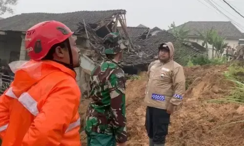 BPBD Ponorogo evakuasi material longsor timbun 2 rumah dan 7 kendaraan BPBD Ponorogo evakuasi material longsor timbun 2 rumah dan 7 kendaraan