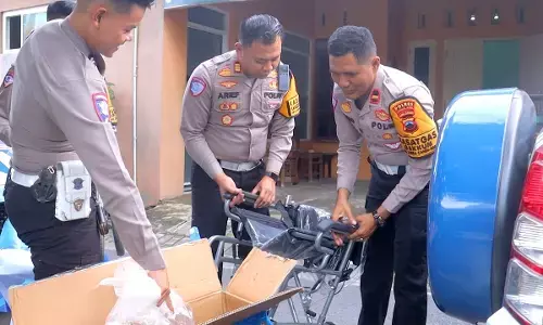 Satlantas Polres Pemalang serahkan kursi roda untuk korban kecelakaan lalu lintas di Mulyoharjo