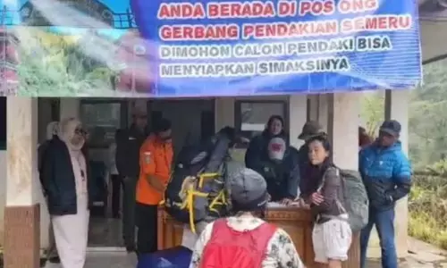 Basarnas kawal pendaki keluar dari zona bahaya erupsi Gunung Semeru Basarnas kawal pendaki keluar dari zona bahaya erupsi Gunung Semeru