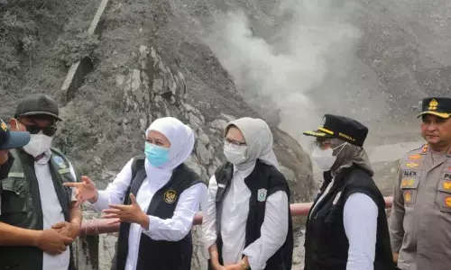 Gubernur Khofifah pimpin penanganan dampak awan panas guguran Semeru Gubernur Khofifah pimpin penanganan dampak awan panas guguran Semeru