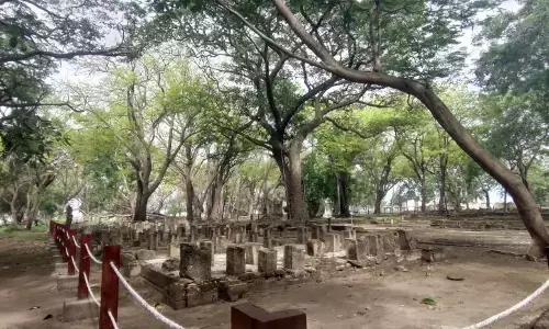 Membaca puisi cinta pada pusara Maria van de Velde di Onrust Jakarta