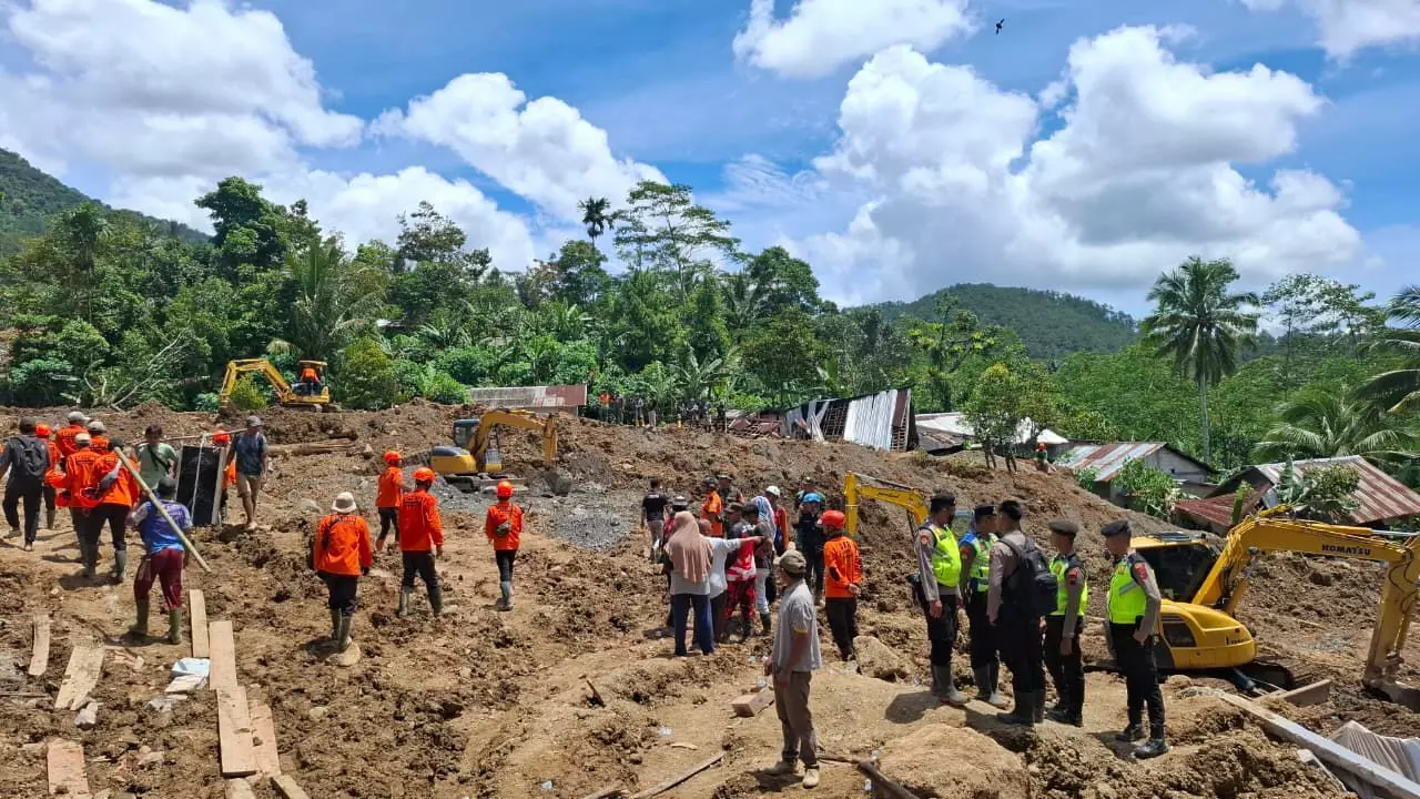 Bendung tanah terbentuk di balik endapan longsor Pandanarum, risiko banjir bandang mengintai