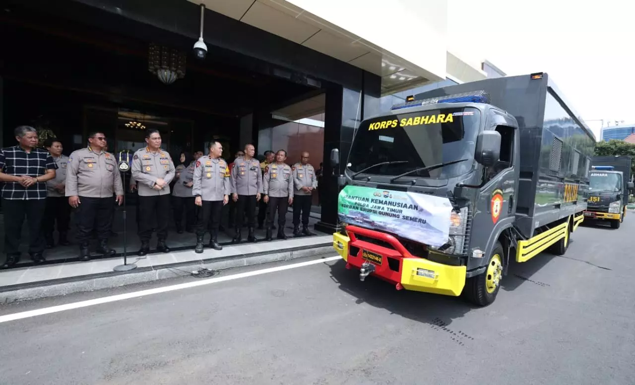Polda Jatim kirim 5 truk bantuan Erupsi Semeru dan kerahkan 300 personel