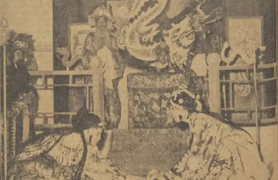 23 November 1954: Pagelaran seni mahasiswa peranakan Tionghoa