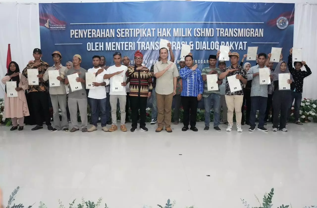 Kementrans serahkan 402 SHM ke transmigran di Muna