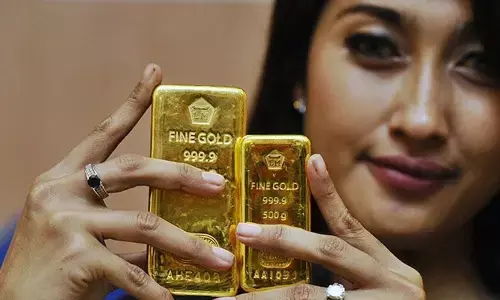 Harga emas Antam Jumat ini turun Rp16.000 jadi Rp2,348 juta per gram