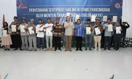 Kementrans serahkan 402 SHM ke transmigran di Muna Kementrans serahkan 402 SHM ke transmigran di Muna