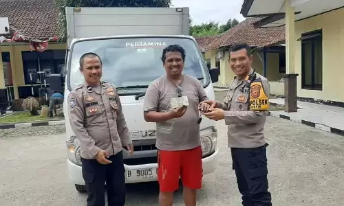 Polsek Rumpin serahkan kembali mobil box hilang ke pemilik Polsek Rumpin serahkan kembali mobil box hilang ke pemilik