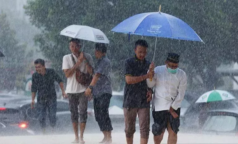 BMKG: Waspada hujan petir hingga banjir rob di wilayah RI pada Sabtu