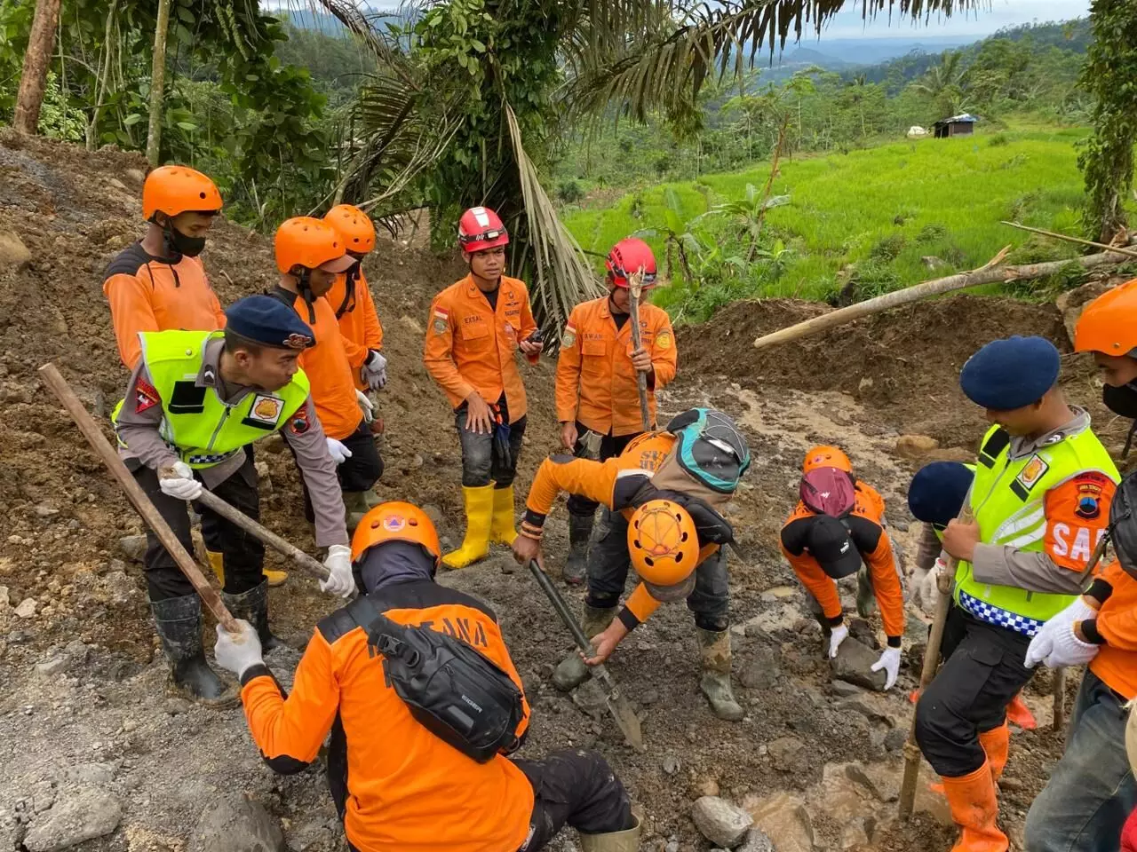 2 korban longsor Pandanarum berhasil ditemukan di tengah guyuran hujan
