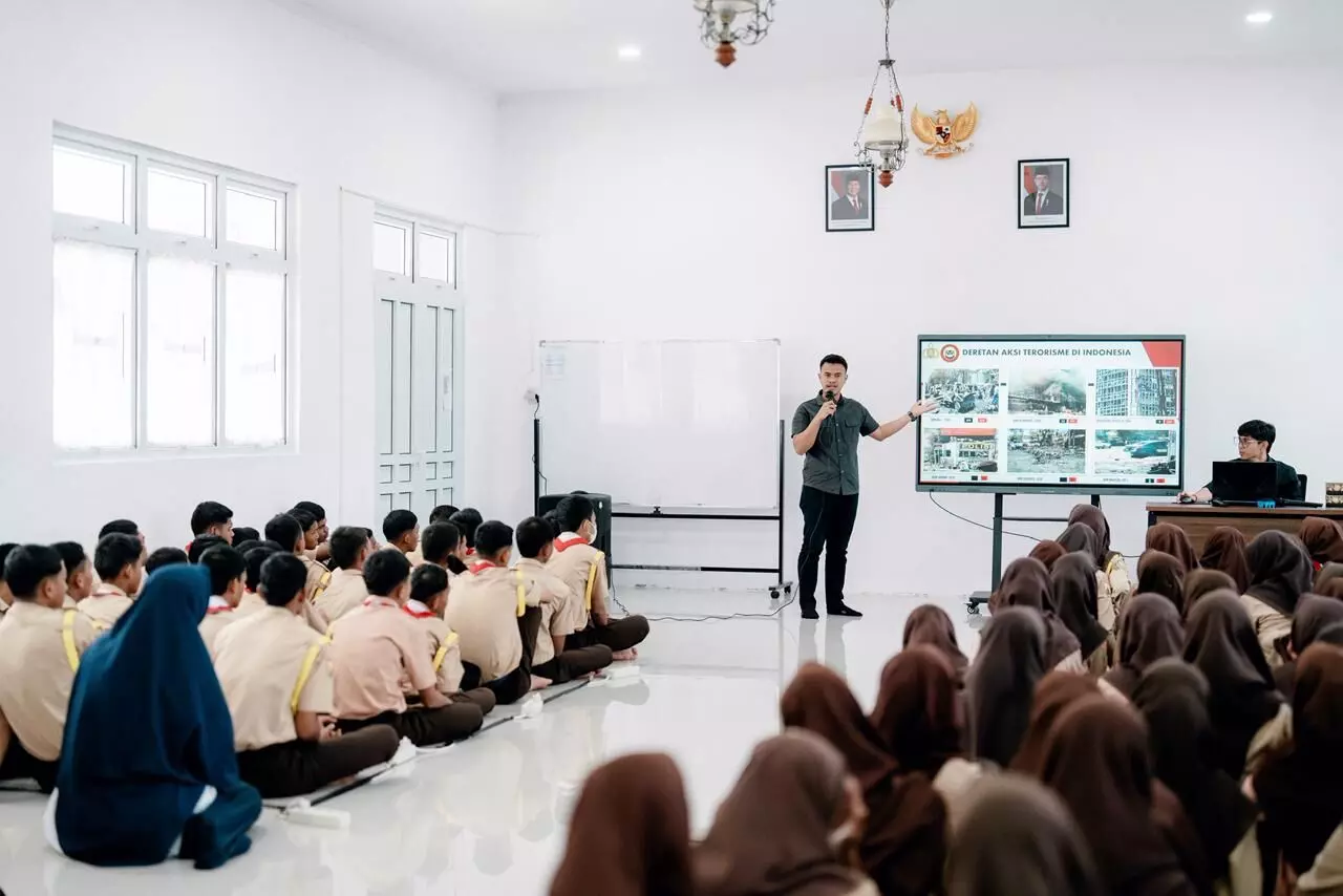 Densus 88 sosialisasikan pencegahan terorisme kepada siswa SRMA 1 Aceh Besar Densus 88 sosialisasikan pencegahan terorisme kepada siswa SRMA 1 Aceh Besar