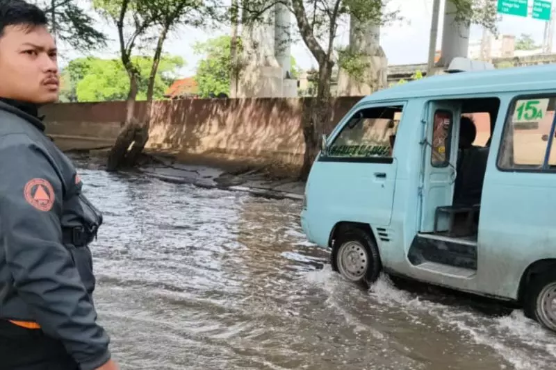 Tim gabungan tangani banjir rob di Jalan RE Martadinata Jakut