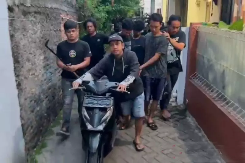 Polisi tangkap pelaku perampasan bermodus kenalan online di Bekasi