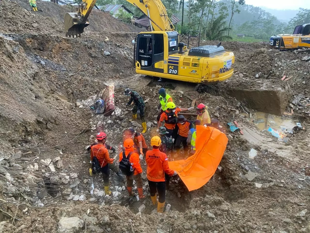 Hujan tak halangi Tim SAR gabungan cari korban longsor Banjarnegara Hujan tak halangi Tim SAR gabungan cari korban longsor Banjarnegara