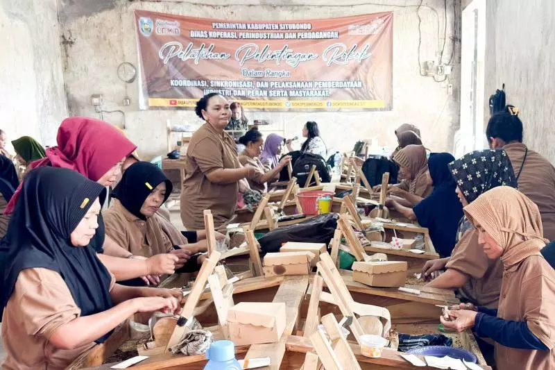 Pemkab Situbondo latih pemuda melinting rokok perkuat industri lokal
