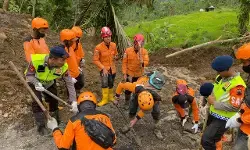 2 korban longsor Pandanarum berhasil ditemukan di tengah guyuran hujan 2 korban longsor Pandanarum berhasil ditemukan di tengah guyuran hujan