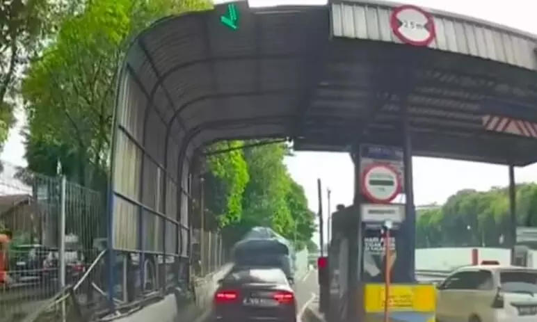 Sopir mobil mewah yang terobos tol alami gangguan mental