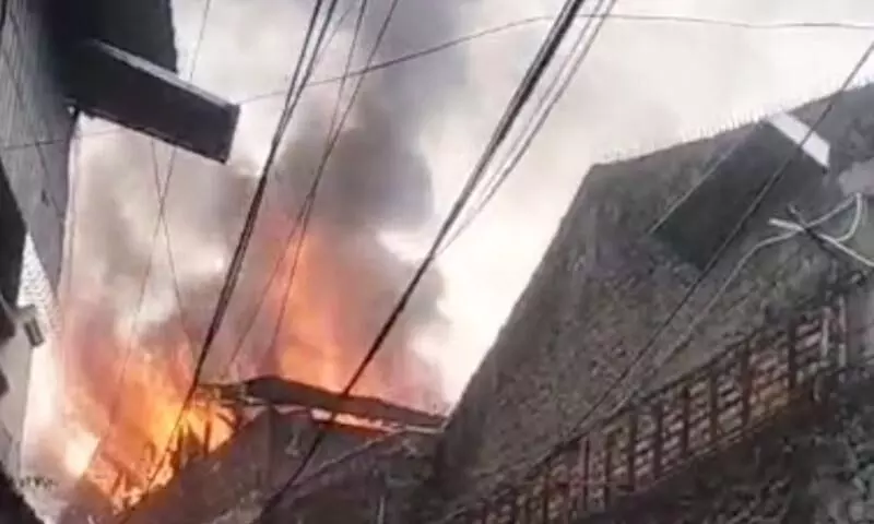 Api melahap gudang kardus di Ciracas Jakarta Timur