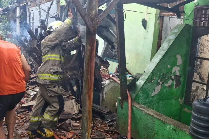 Damkar evakuasi satu ABK meninggal akibat kebakaran rumah di Bandung Damkar evakuasi satu ABK meninggal akibat kebakaran rumah di Bandung