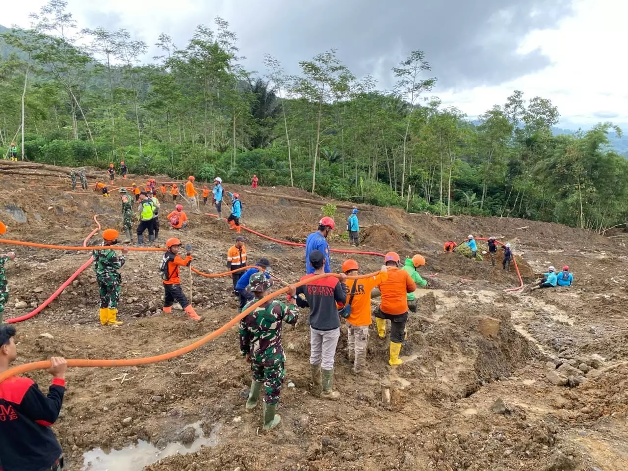 Longsor Banjarnegara, waktu pencarian diperpanjang tim berkejaran dengan waktu