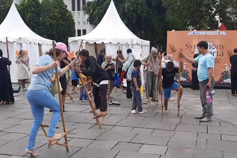 Kampung Dolanan tawarkan egrang pada Hari Angklung Sedunia