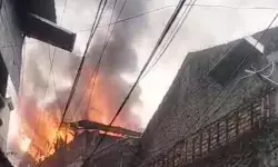 Api melahap gudang kardus di Ciracas Jakarta Timur