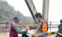 Polda Jatim bagikan masker kepada warga terdampak abu vulkanik Semeru