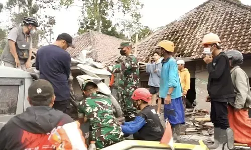 Erupsi Semeru, TNI perkuat respons dan penanganan di lapangan Erupsi Semeru, TNI perkuat respons dan penanganan di lapangan