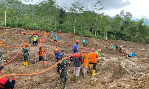 Longsor Banjarnegara, waktu pencarian diperpanjang tim berkejaran dengan waktu Longsor Banjarnegara, waktu pencarian diperpanjang tim berkejaran dengan waktu