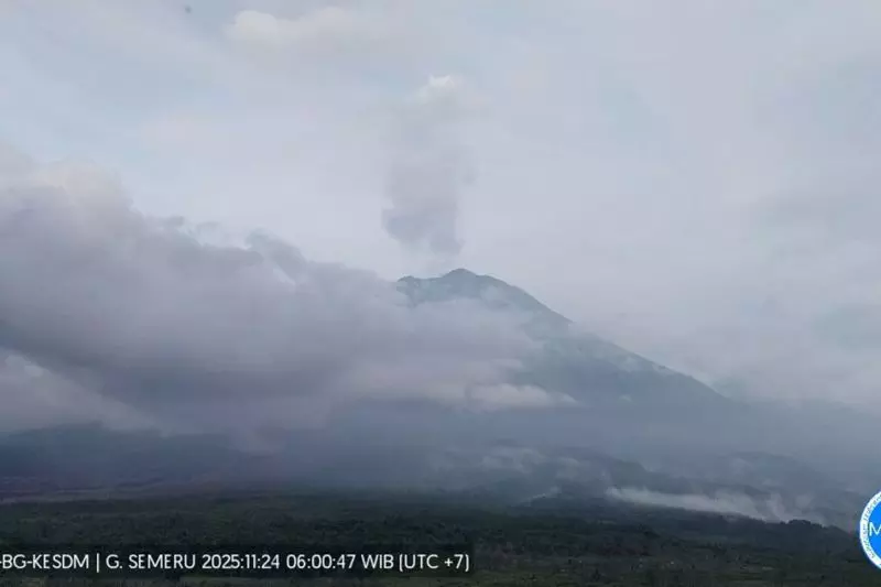 Gunung Semeru hembuskan asap putih setinggi 1.000 meter dari puncak