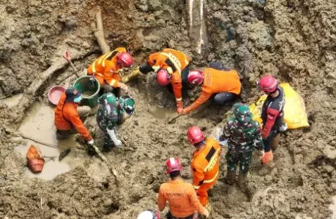 Longsor Banjarnegara: Dua korban longsor kembali ditemukan di bawah reruntuhan