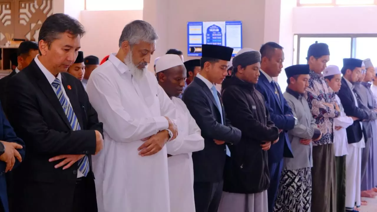 Wapres Gibran salat berjamaah dengan santri Indonesia di Masjid Ud-Dhuha Johannesburg Wapres Gibran salat berjamaah dengan santri Indonesia di Masjid Ud-Dhuha Johannesburg