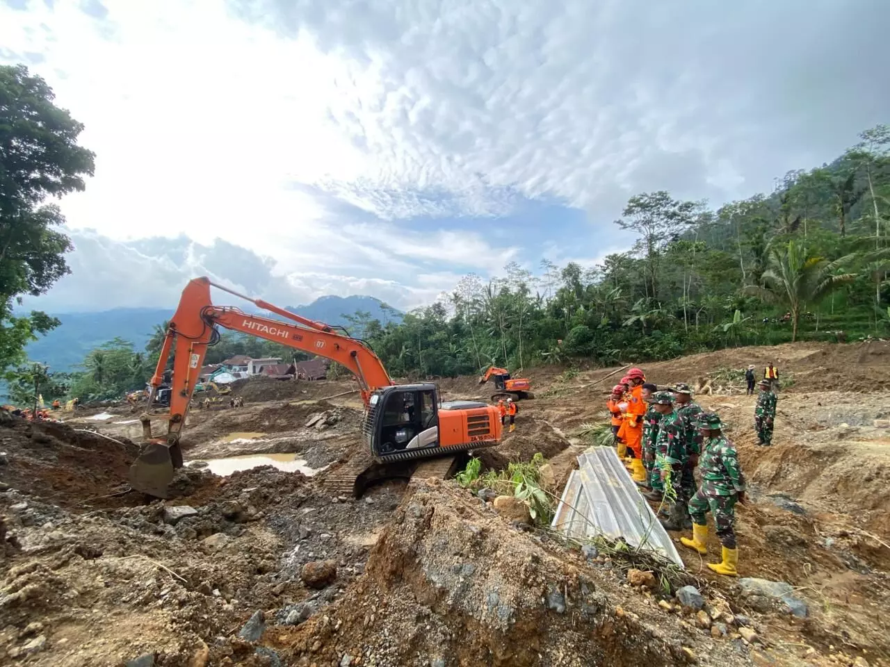 Material tebal hambat pencarian 16 korban longsor di Pandanarum, Banjarnegara Material tebal hambat pencarian 16 korban longsor di Pandanarum, Banjarnegara