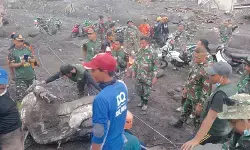 TNI bergerak cepat tangani dampak erupsi Gunung Semeru TNI bergerak cepat tangani dampak erupsi Gunung Semeru