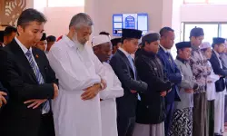 Wapres Gibran salat berjamaah dengan santri Indonesia di Masjid Ud-Dhuha Johannesburg Wapres Gibran salat berjamaah dengan santri Indonesia di Masjid Ud-Dhuha Johannesburg