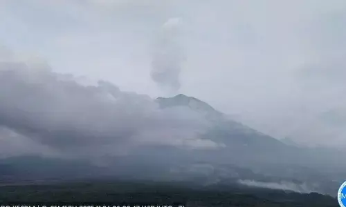 Gunung Semeru hembuskan asap putih setinggi 1.000 meter dari puncak Gunung Semeru hembuskan asap putih setinggi 1.000 meter dari puncak