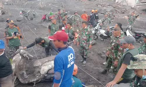 TNI bergerak cepat tangani dampak erupsi Gunung Semeru TNI bergerak cepat tangani dampak erupsi Gunung Semeru