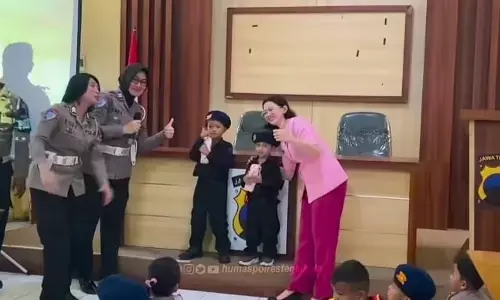 Belajar sambil bermain, polisi ajari anak TK tertib dan berani sejak dini Belajar sambil bermain, polisi ajari anak TK tertib dan berani sejak dini