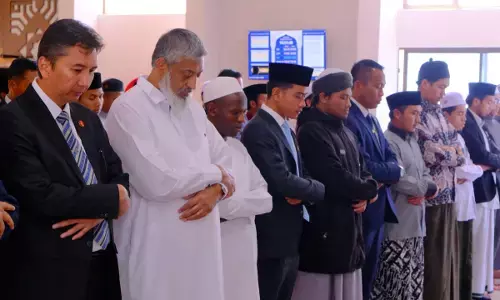 Wapres Gibran salat berjamaah dengan santri Indonesia di Masjid Ud-Dhuha Johannesburg Wapres Gibran salat berjamaah dengan santri Indonesia di Masjid Ud-Dhuha Johannesburg